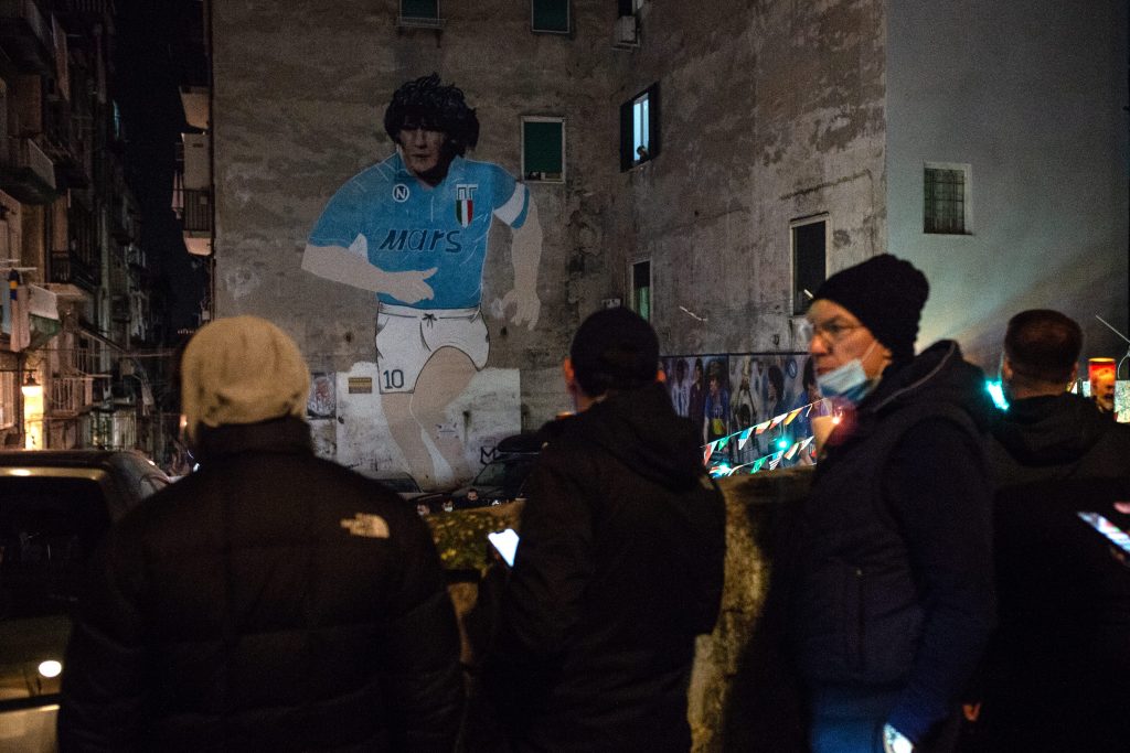 l murale di Maradona ai Quartieri Spagnoli di Napoli durante la veglia dei giorni scorsi.