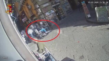 I rapinatori inquadrati da una telecamera di videosorveglianza durante la rapina.