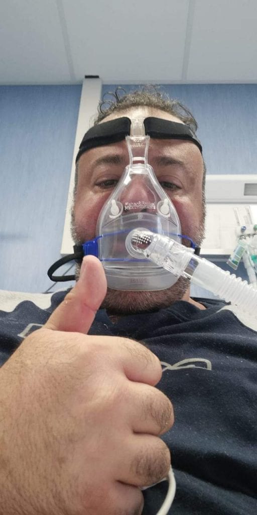La foto pubblicata da Salvatore Savinelli pochi giorni fa, ricoverato al Covid Hospital di Maddaloni.