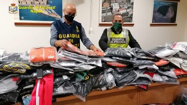 La merce sequestrata dalla Guardia di Finanza partenopea.