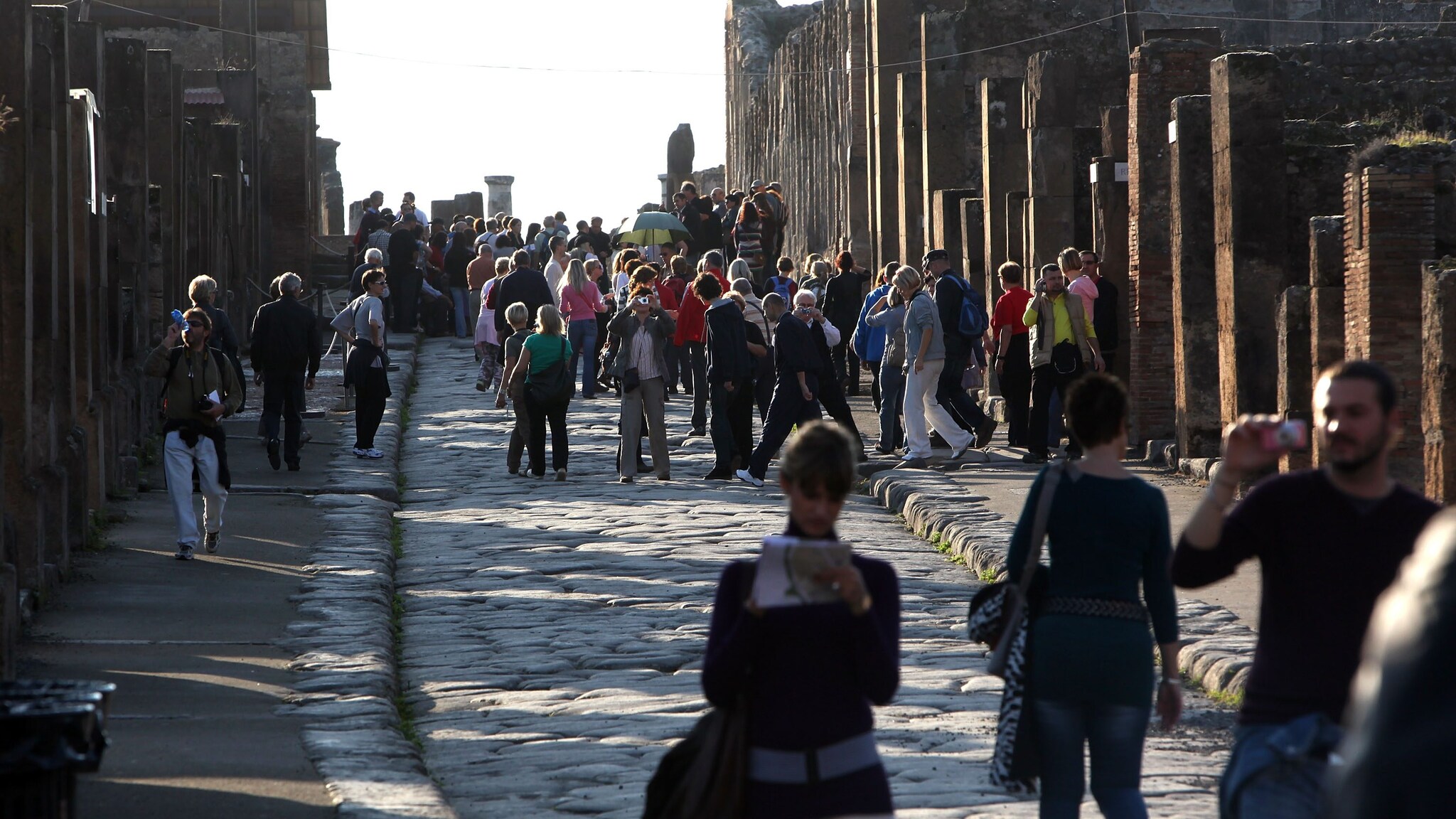 Turisti all'interno degli scavi di Pompei. [Immagine di repertorio]