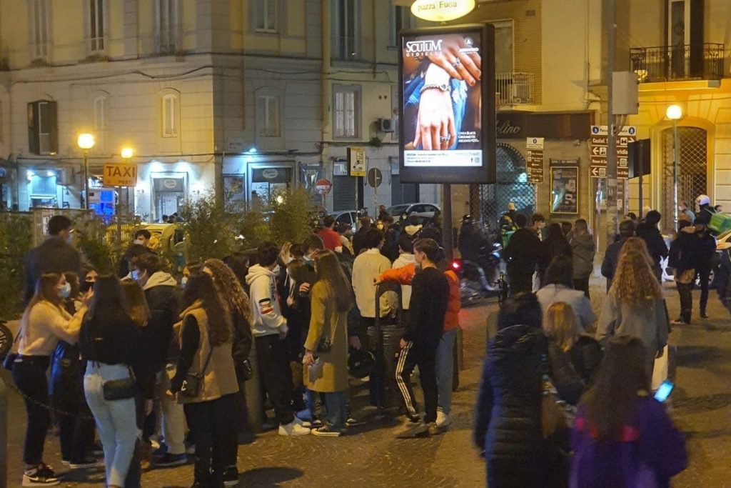 Piazza Fuga, Vomero, venerdì sera