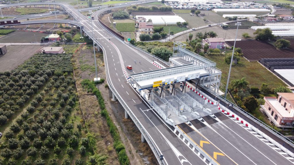 Il nuovo svincolo di Angri lungo l'A3 Napoli–Salerno.