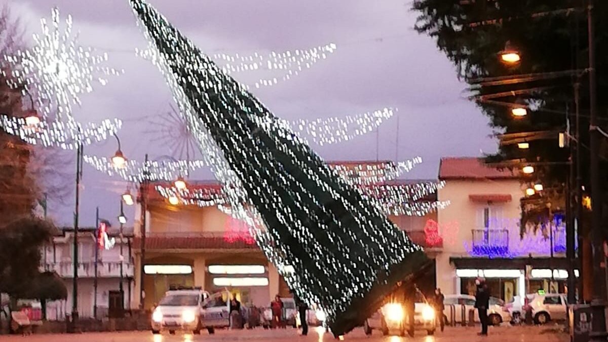 L'albero di Natale volato via a Somma Vesuviana.