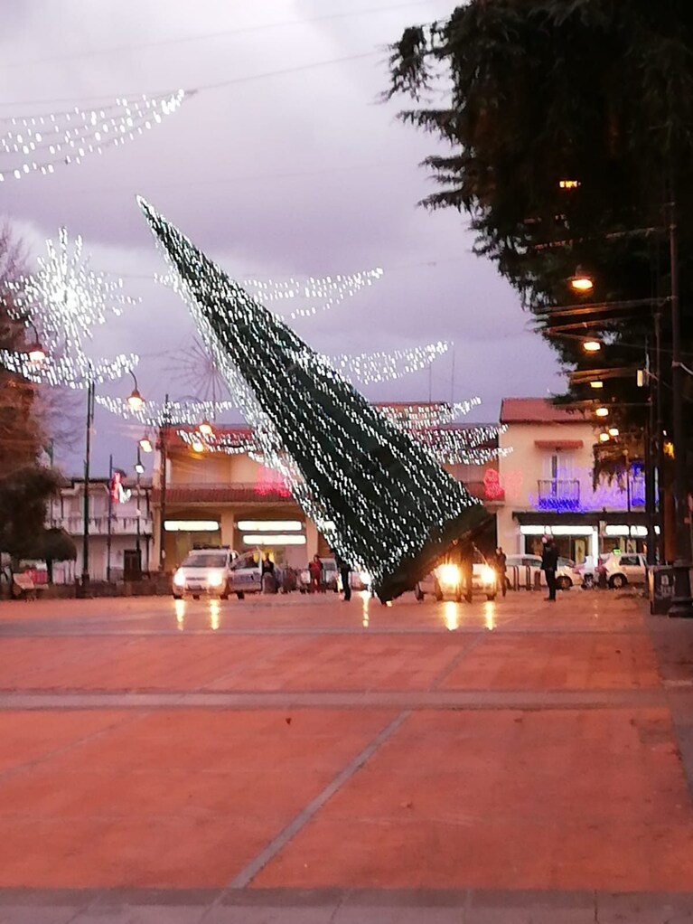 L'albero di Natale volato via a Somma Vesuviana.