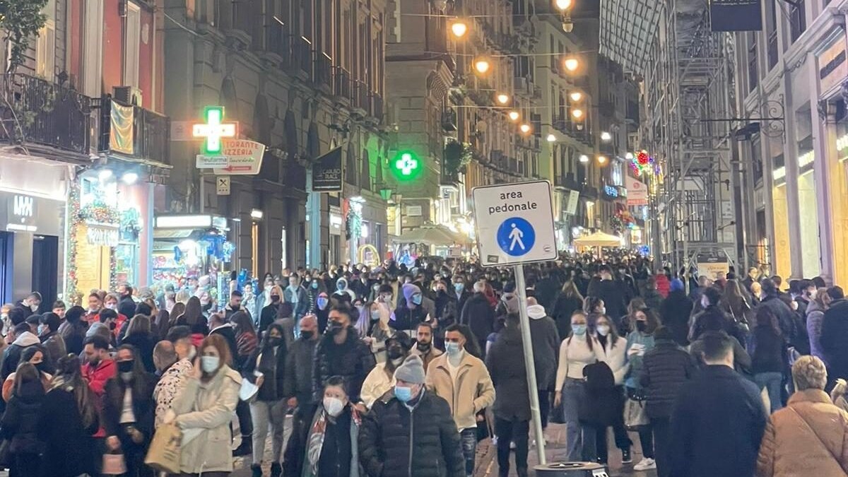 Folla in strada a Napoli oggi 19 dicembre 2020 (Foto / Fanpage.it)