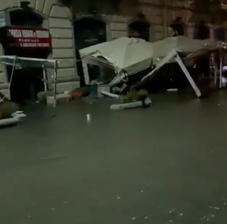 I gazebo dei ristoranti sul Lungomare allagato.