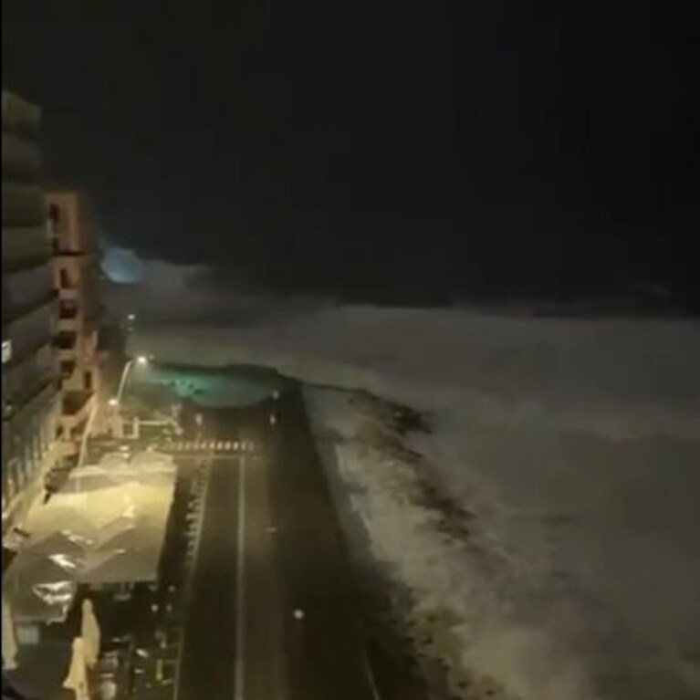 La mareggiata sul Lungomare di via Caracciolo.