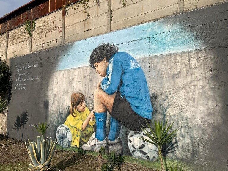 Il murale di Diego Armando Maradona all'esterno dell'ex Centro Paradiso a Soccavo.