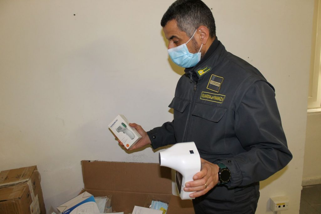 Le mascherine sequestrate dalla Guardia di Finanza.