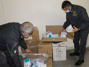 Le mascherine sequestrate dalla Guardia di Finanza.