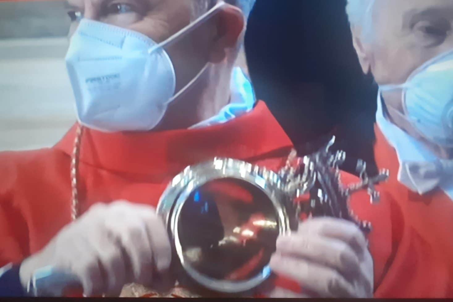 Il sangue di San Gennaro, rimasto solido durante il rito al Duomo di Napoli.