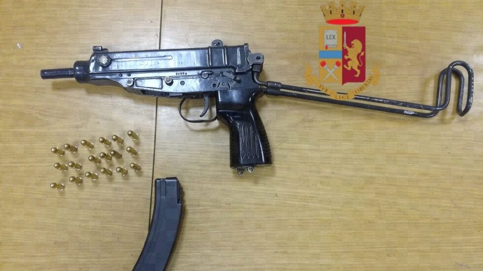 La mitraglietta sequestrata dalla polizia.