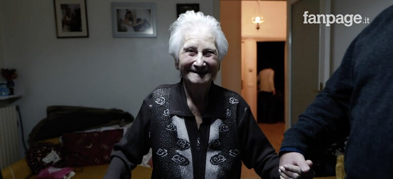 La gioia di nonna Ann dopo aver sconfitto la malattia da CoViD-19 a 100 anni.