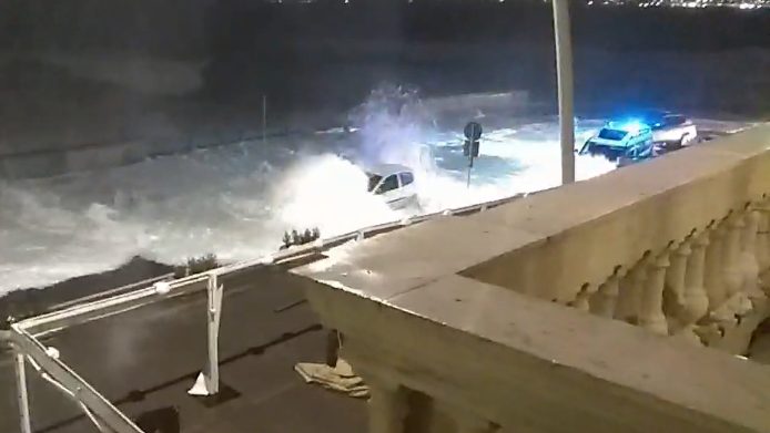 Le onde del mare che hanno invaso il Lungomare di via Caracciolo.