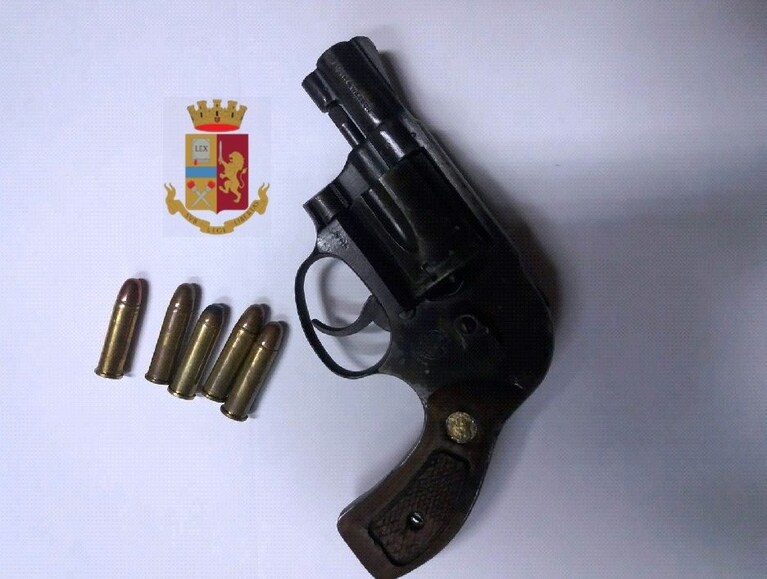Il revolver sequestrato dagli agenti ad un 35enne napoletano.