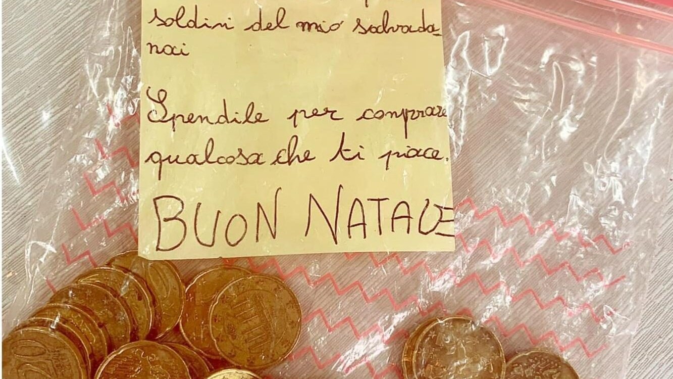La busta con i soldi ed il bigliettino donati dal bambino.