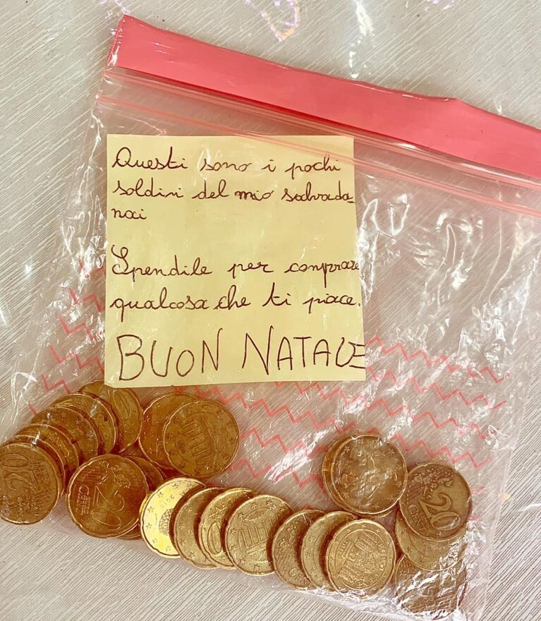 La busta con i soldi ed il bigliettino donati dal bambino.