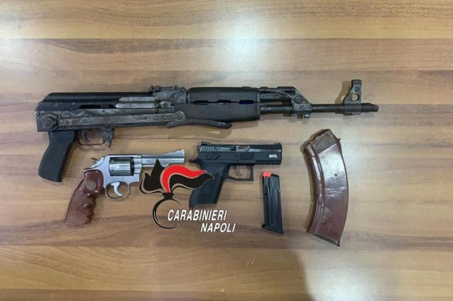 Le armi (due pistole ed un fucile d'assalto) sequestrate dai carabinieri del Rione Salicelle di Afragola.