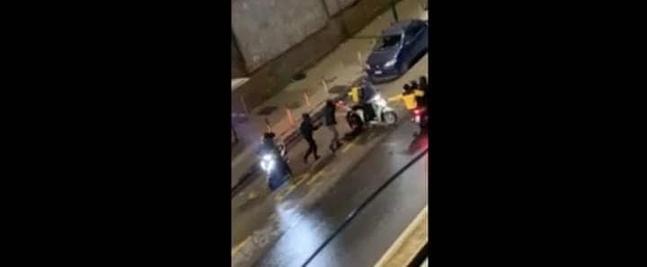 Un frame del pestaggio del rider seguito dal furto del motorino a Calata Capodichino.