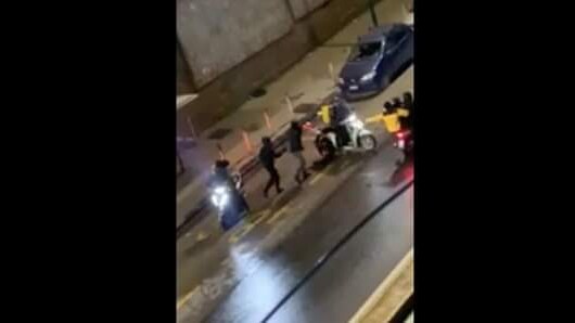 Un frame del pestaggio del rider seguito dal furto del motorino a Calata Capodichino.