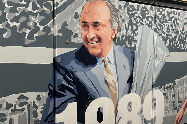 Il murale dedicato a Ferlaino nella fermata "Mostra" realizzata con i successi del Napoli