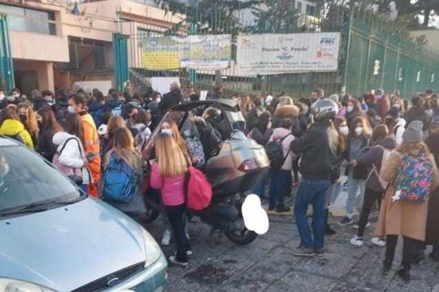 Ieri assembramenti a scuola