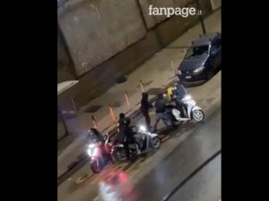 Un frame del pestaggio del rider seguito dal furto del motorino a Calata Capodichino.