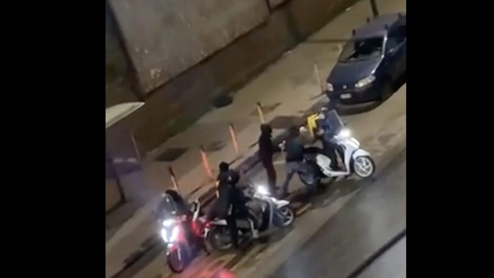 Un frame del pestaggio del rider seguito dal furto del motorino a Calata Capodichino.