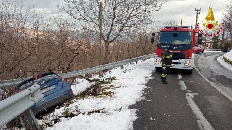L'automobile finita fuori strada ad Ospedaletto d'Alpinolo.
