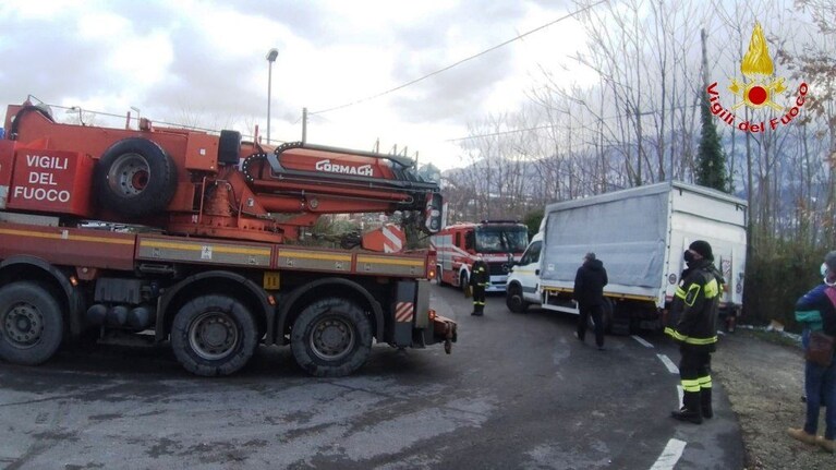 L'autocarro recuperato dai vigili del fuoco a Roccabascerana.