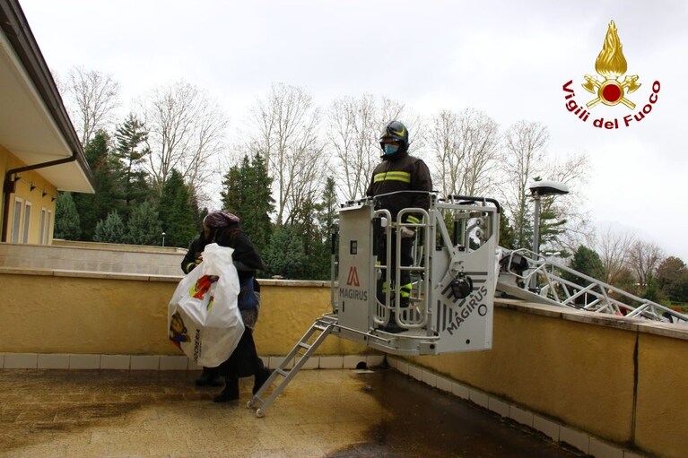 L'arrivo della Befana sul tetto.
