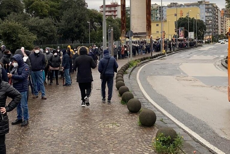 Un momento delle code per i vaccini alla Mostra d'Oltremare.