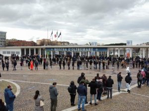 Le code per i vaccini alla Mostra d'Oltremare. (Foto / Fabeook Andrea Cozzolino)