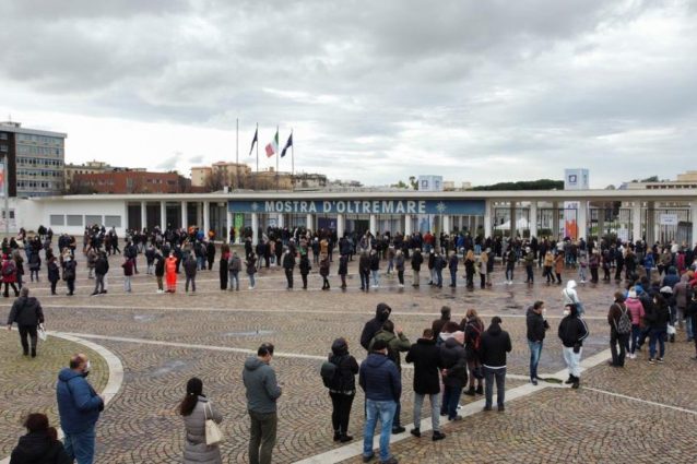 Le code per i vaccini alla Mostra d'Oltremare. (Foto / Fabeook Andrea Cozzolino)