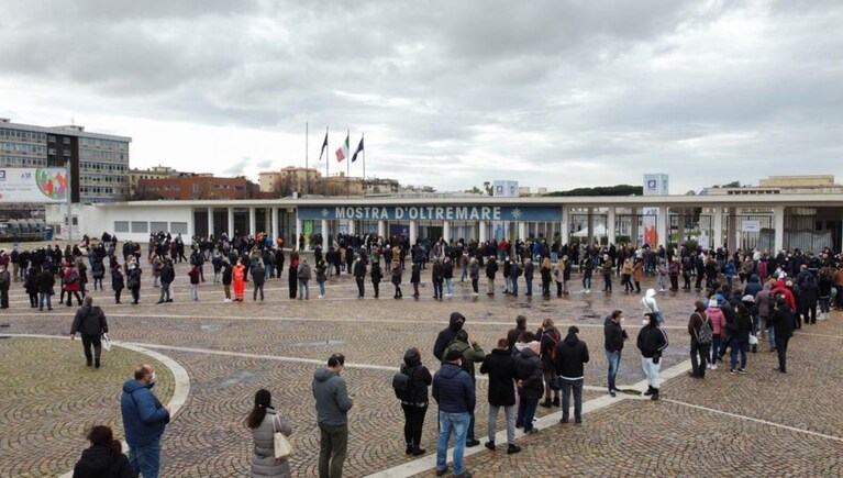 Le code per i vaccini alla Mostra d'Oltremare. (Foto / Fabeook Andrea Cozzolino)
