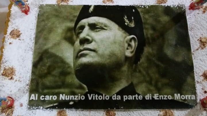 La torta con il volto di Mussolini portata nella sede della Municipalità IV di Napoli.