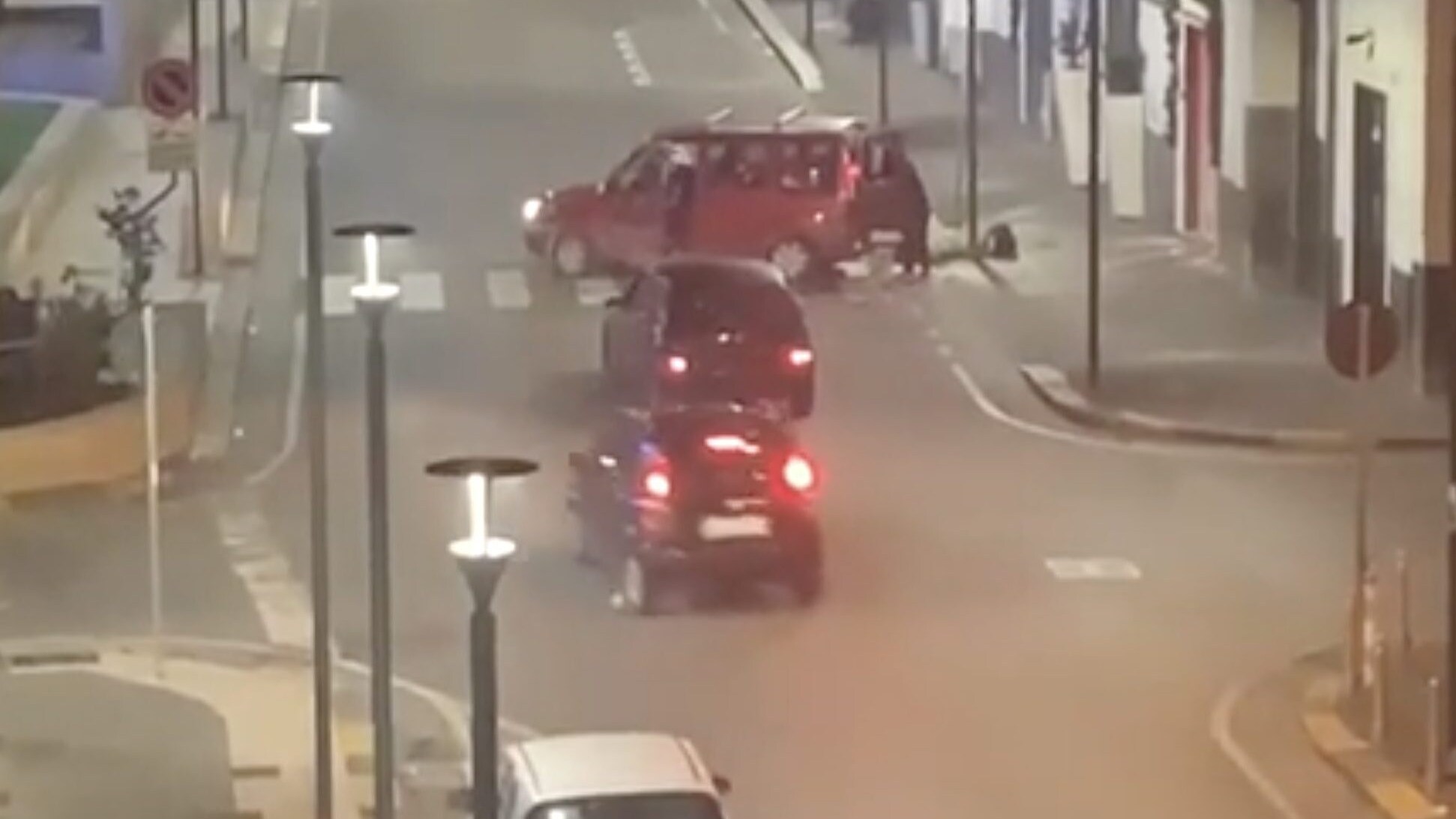 L'attimo prima che l'auto dei proprietari del negozio speronasse i ladri.