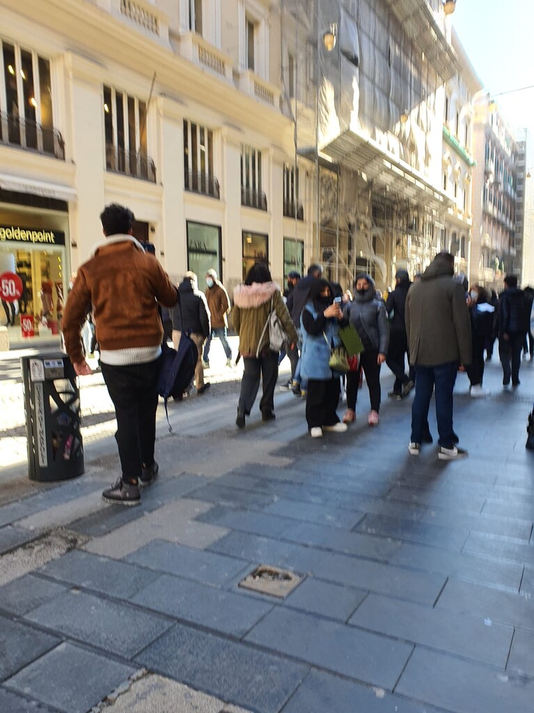 Persone in stada al Vomero nella giornata di oggi sabato 16 gennaio 2021 a Napoli. [Foto / Fanpage.it]
