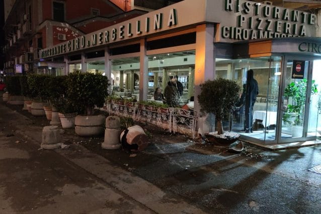 L'automobile finita contro gli chalet di Mergellina.