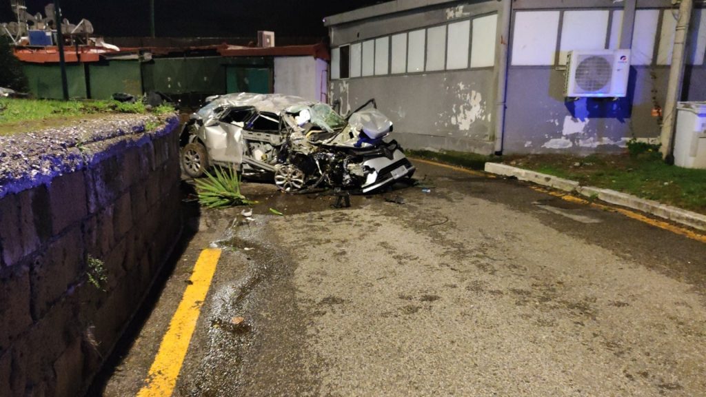 L'automobile finita contro gli chalet di Mergellina.
