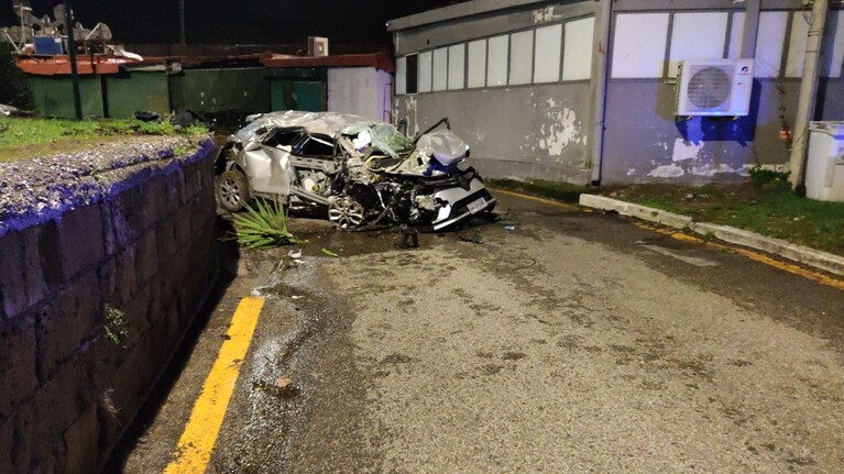 L'automobile finita contro gli chalet di Mergellina.