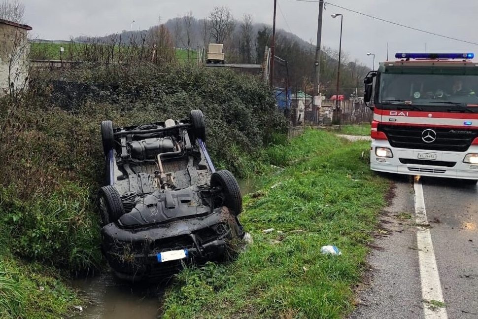 Auto esce fuori strada e si ribalta, conducente estratto dalle lamiere ...