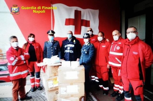 La consegna delle mascherine alla Croce Rossa da parte della Guardia di Finanza.