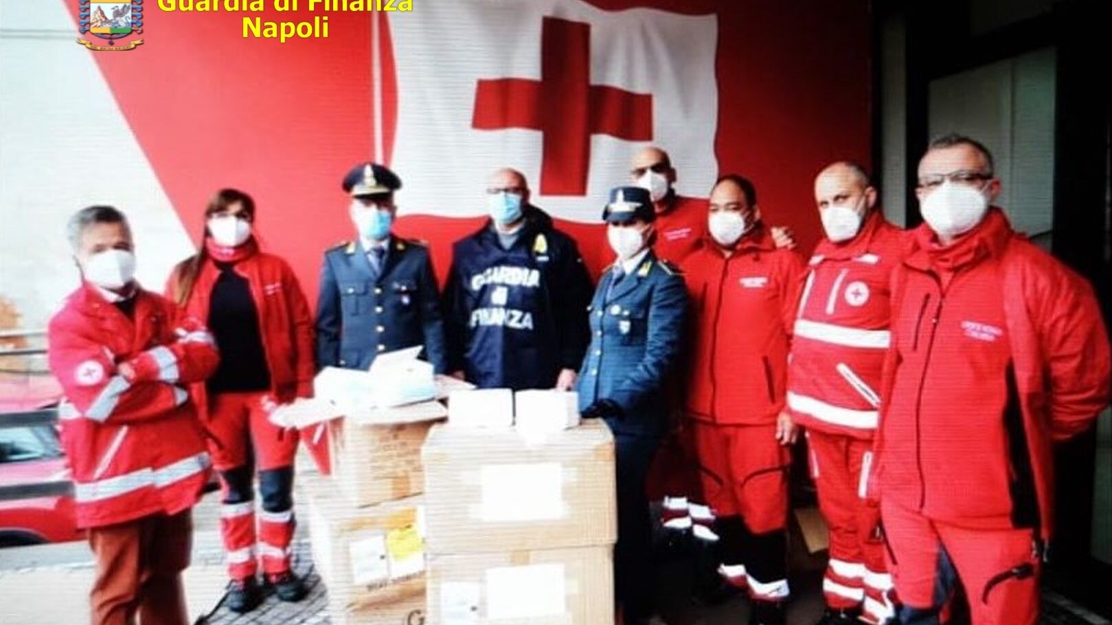 La consegna delle mascherine alla Croce Rossa da parte della Guardia di Finanza.
