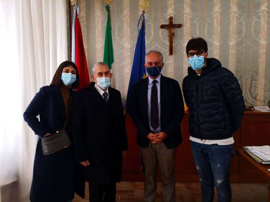 Il dottor Pietro Casella ricevuto assieme ai nipoti al Comune di Caserta dal sindaco Carlo Marino.