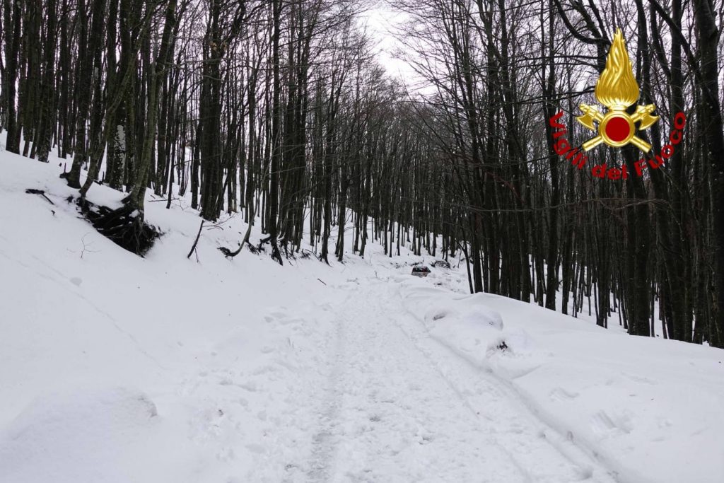 La strada innevata dove sono stati recuperati i due uomini ed i rispettivi cani.