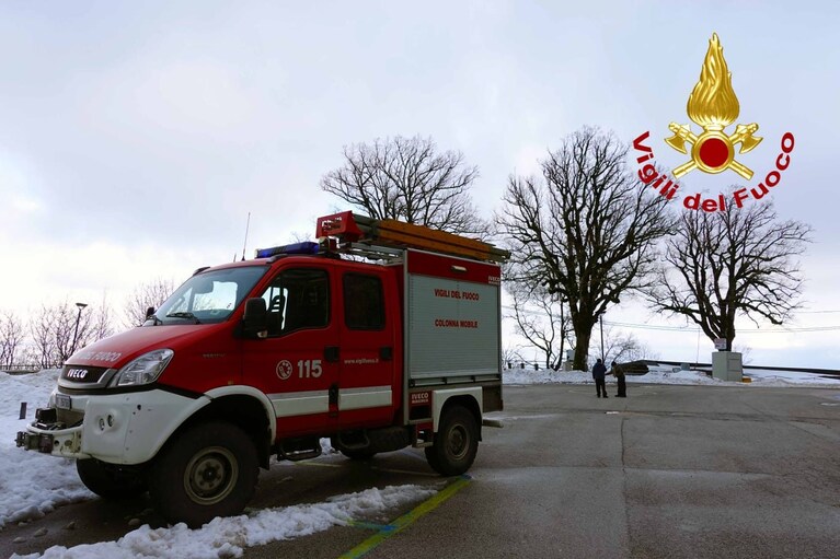I vigili del fuoco nei pressi del Santuario di Montevergine.