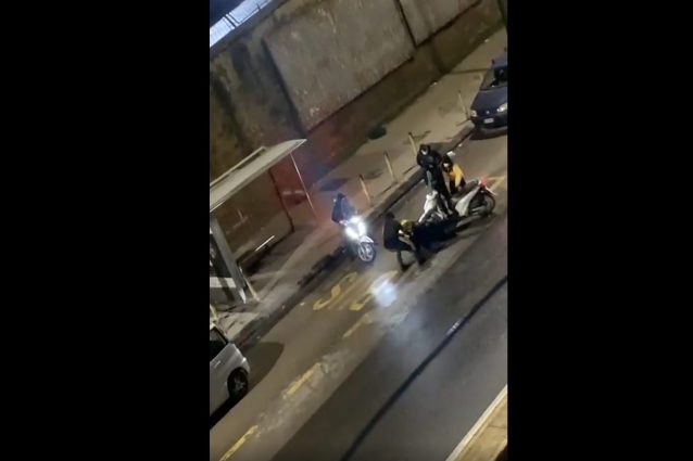 Un frame del pestaggio del rider seguito dal furto del motorino a Calata Capodichino.