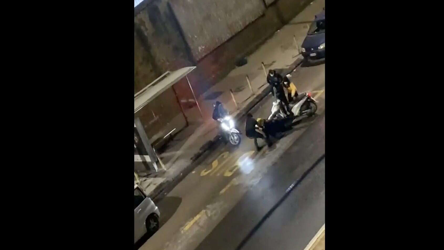 Un frame del pestaggio del rider seguito dal furto del motorino a Calata Capodichino.